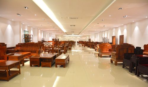 亿诺红木家俱厂是一家专门生产明清古典红木家俱的企业,生产经验
